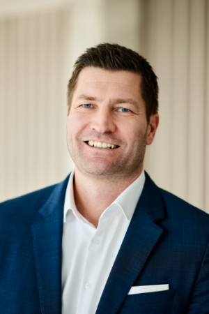 Lächelnder Herr im Anzug