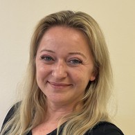 Frau mit schulterlangen blonden Haaren