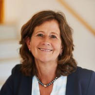 Frau mit langen Haaren lächelt Frau mit langen Haaren lächelt