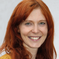 lächelnde Frau mit langen roten Haaren