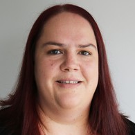 Portraitfoto einer Frau mit langen dunklen Haaren Portraitfoto einer Frau mit langen dunklen Haaren